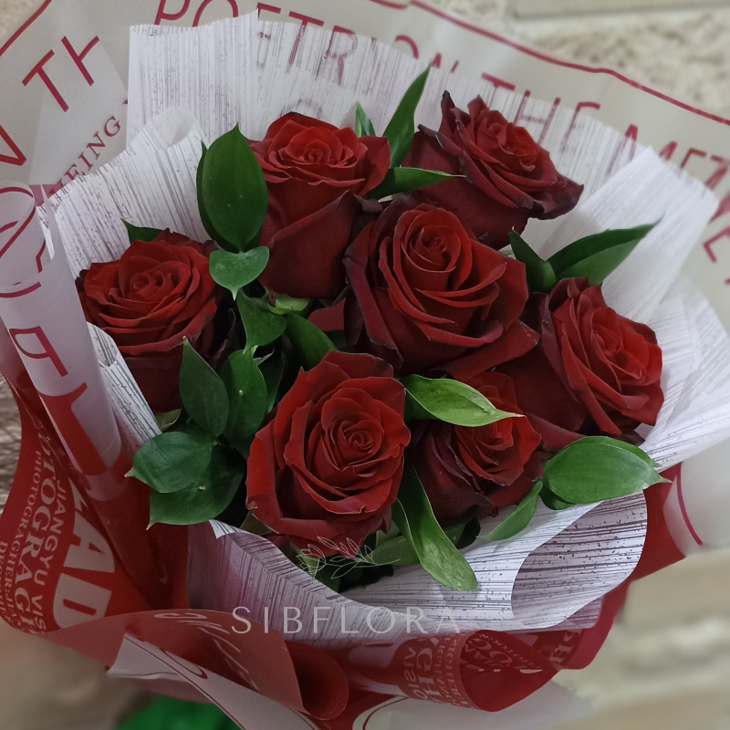 Букет «7 красных роз с зеленью»