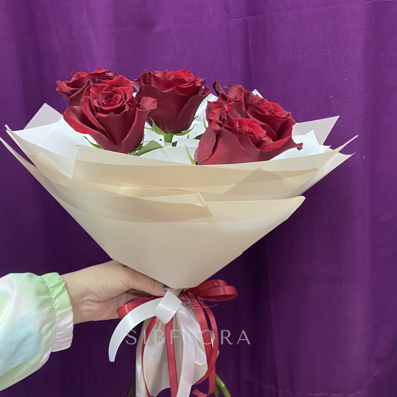 Букет «Букет из 7 красных роз в оформлении» 2