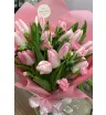 Букет из 15 нежных розовых тюльпанов с кустовой гвоздикой 1