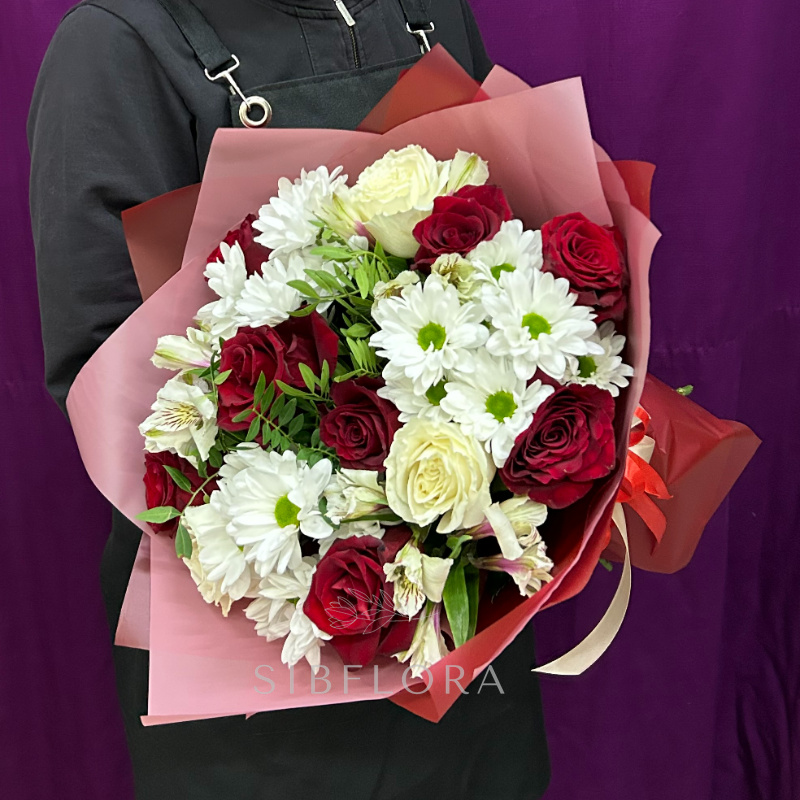 Сборный букет из роз и хризантем Аделаида
