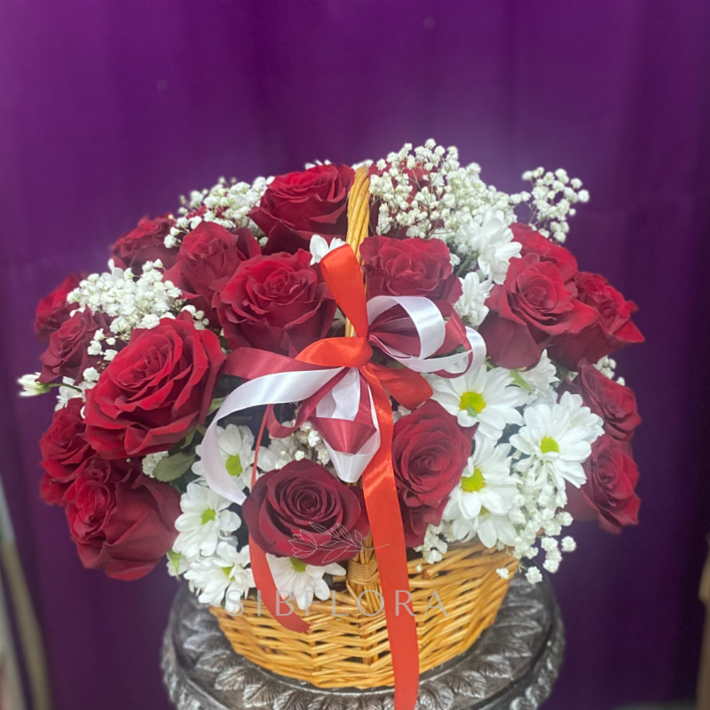 Цветы в корзине Красная заря