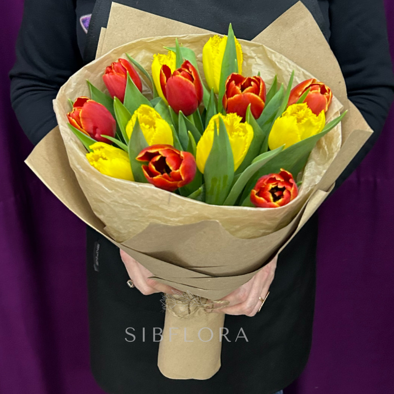 13 Омских бахромчатых тюльпанов в оформлении