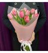 9 очаровательных Омских тюльпанов в оформлении 1