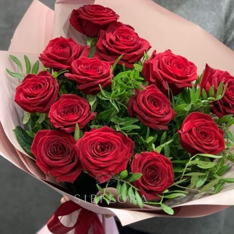 13 красных роз с зеленью