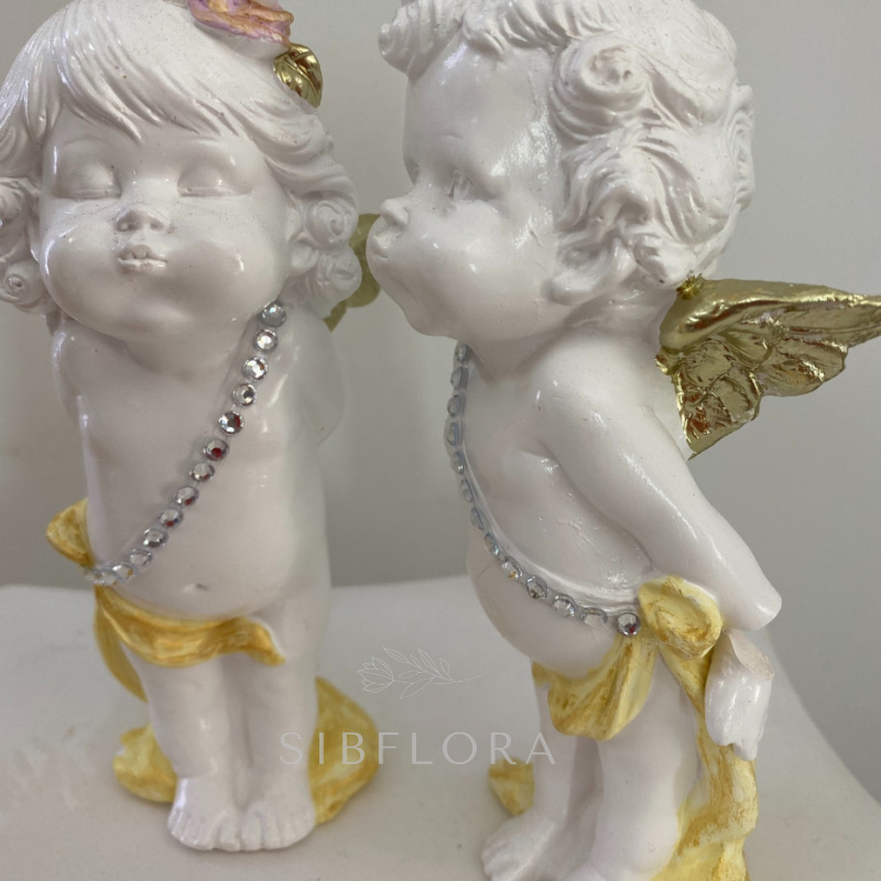 Ангелочки девочка и мальчик с букетами