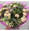 Нежная кустовая роза в оформлении
