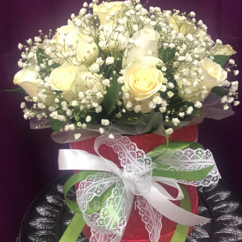 Шляпная коробка с белыми розами
