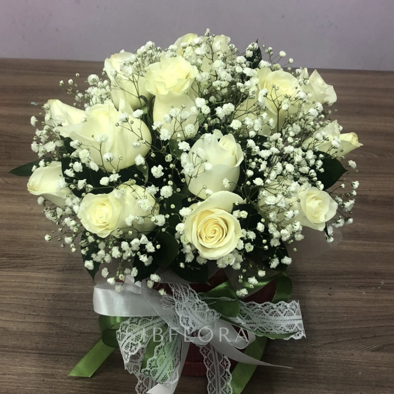 Шляпная коробка с белыми розами 2