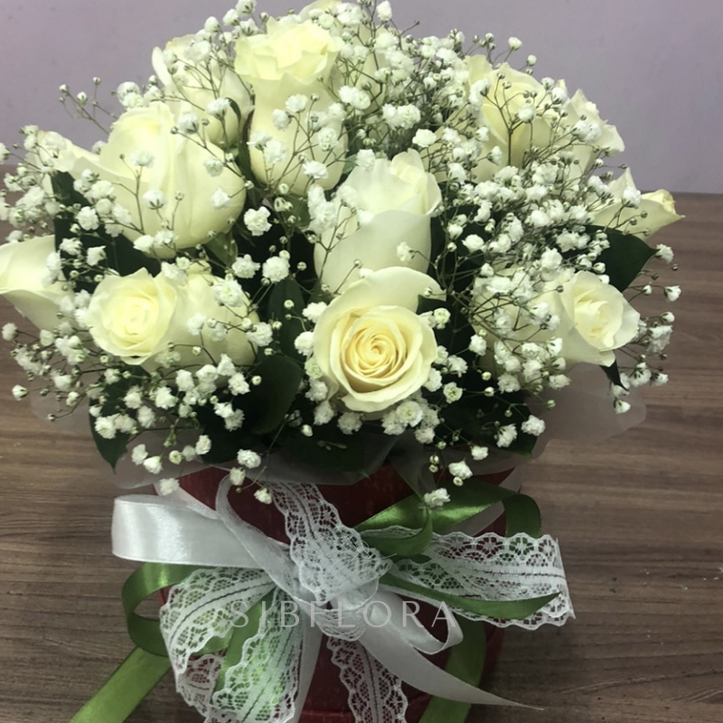 Шляпная коробка с белыми розами 1