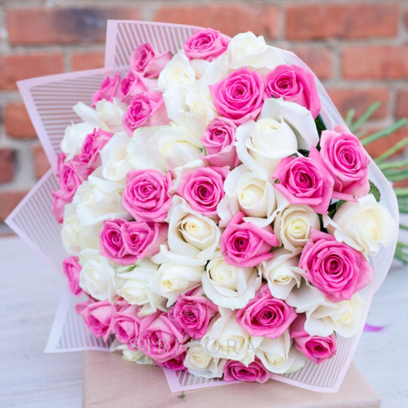 Букет «Микс из 51 бело - розовой розы»