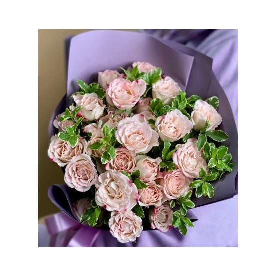 Букет «7 кустовых роз с зеленью» 1
