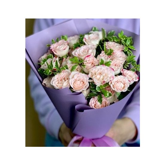 Букет «7 кустовых роз с зеленью»
