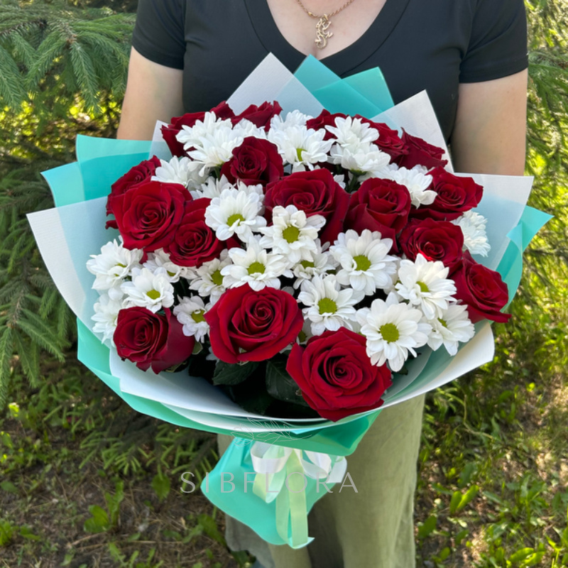 Сборный букет из красной розы с хризантемой 1